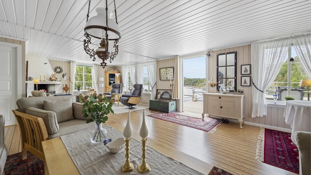 Fra stuen er det direkte utgang til en stor terrasse på ca. 44 m².