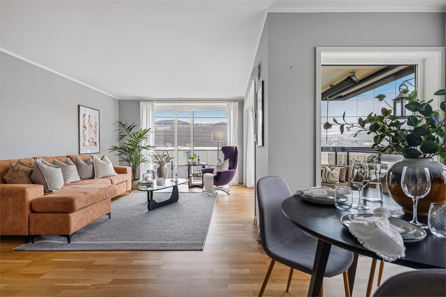 Store vindusflater gir godt med naturlig lysinnslipp. God plass til stor salong og spisebord ved kjøkken. 