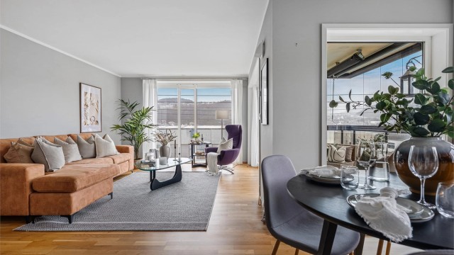 Store vindusflater gir godt med naturlig lysinnslipp. God plass til stor salong og spisebord ved kjøkken.