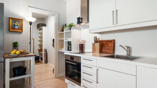 I forlengelsen av kjøkkenet er det et praktisk rom som i dag benyttes som kontor og omkledningsrom.