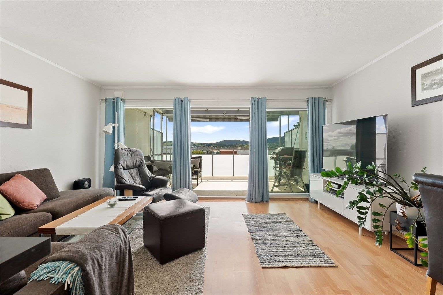 Beliggenheten er både sentral og barnevennlig, med kort vei til skoler, barnehager, butikker og gode kollektivforbindelser