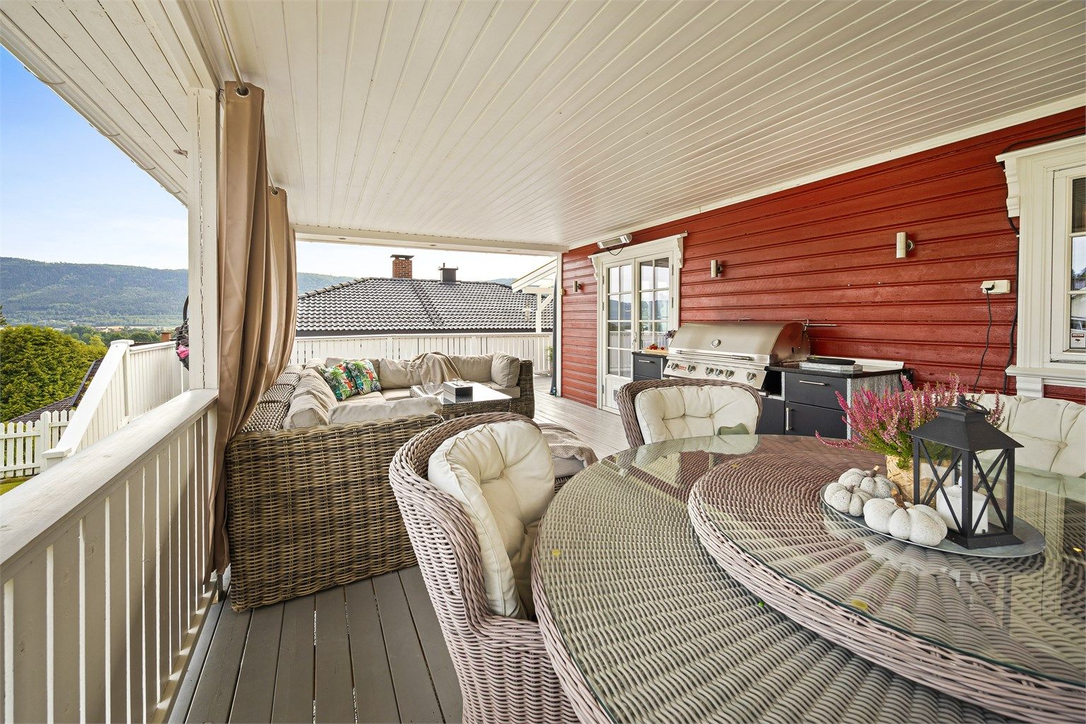 Den store, overbygde terrassen har god plass til både spisebord og sofagruppe. Terrassen er ikke byggemeldt.