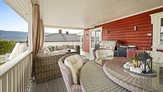 Den store, overbygde terrassen har god plass til både spisebord og sofagruppe. Terrassen er ikke byggemeldt.