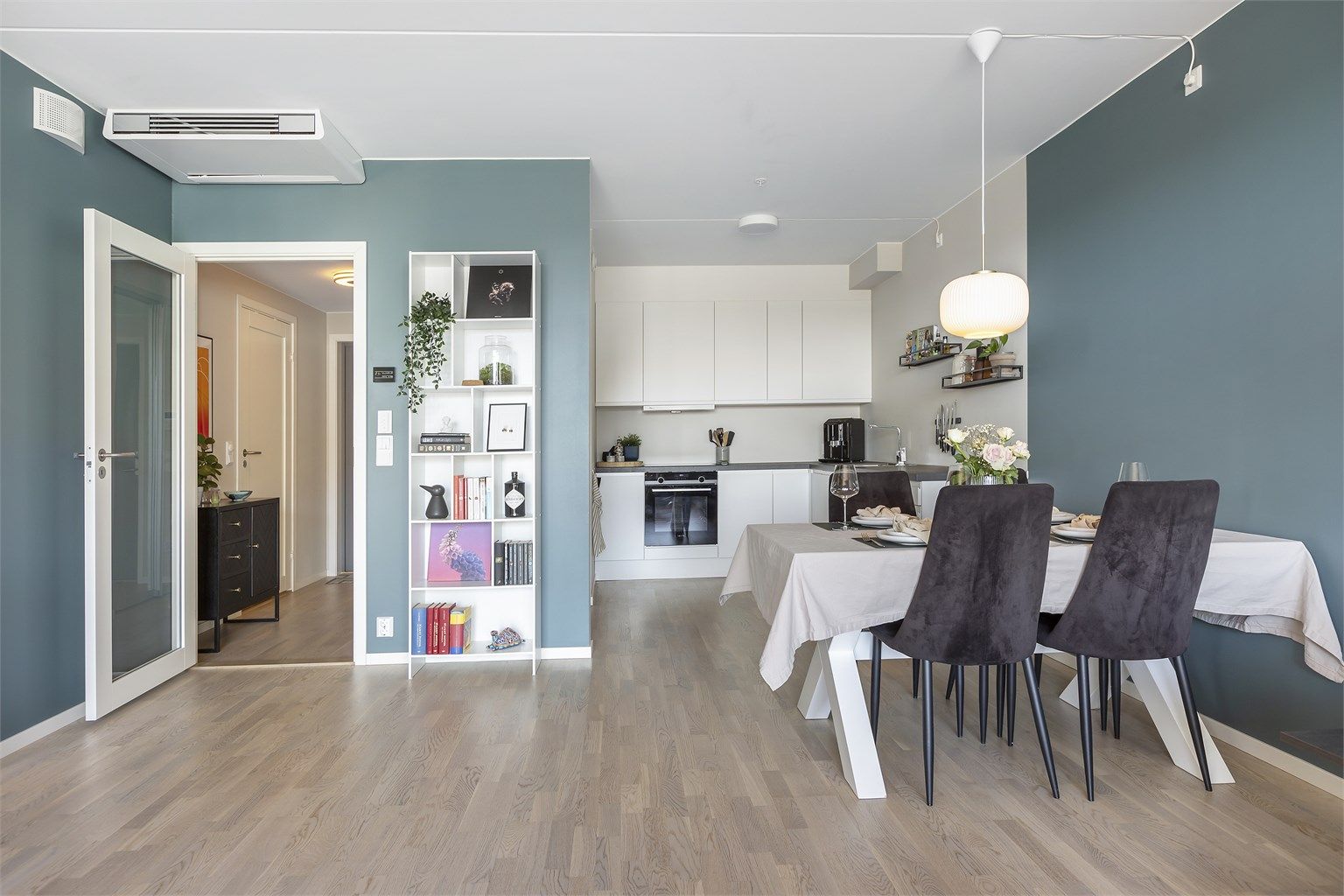 Effektiv oppvarming med gulvvarme (varmefolie) og en konvektor i stuen. Varmtvann leveres fra sameiets felles bergvarmeanlegg.