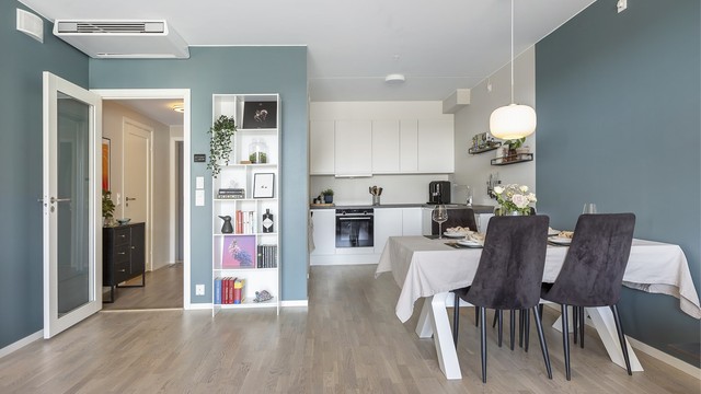 Effektiv oppvarming med gulvvarme (varmefolie) og en konvektor i stuen. Varmtvann leveres fra sameiets felles bergvarmeanlegg.