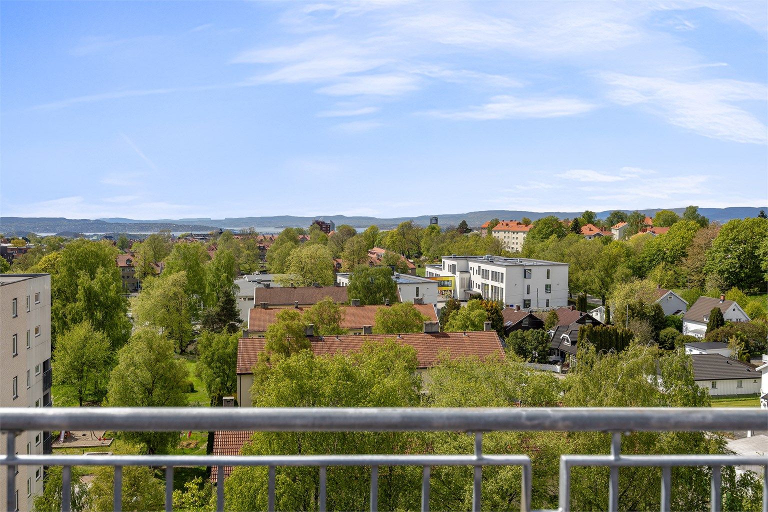 Fra takterrassen så ser du Ekeberg, Lille Tøyen Hageby, Oslofjorden og Holmenkollem 