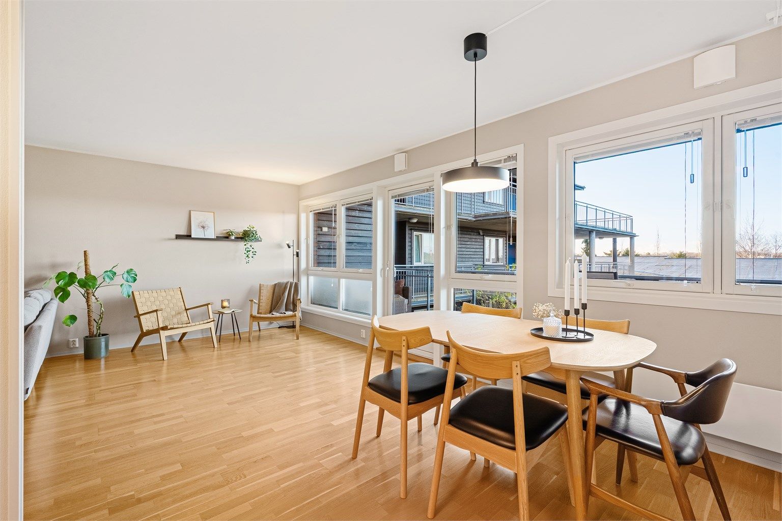 Stuen kan enkelt møbleres med salong, spisebord og ekstra sittegruppe. Store vindusflater gjør rommet ekstra lyst.