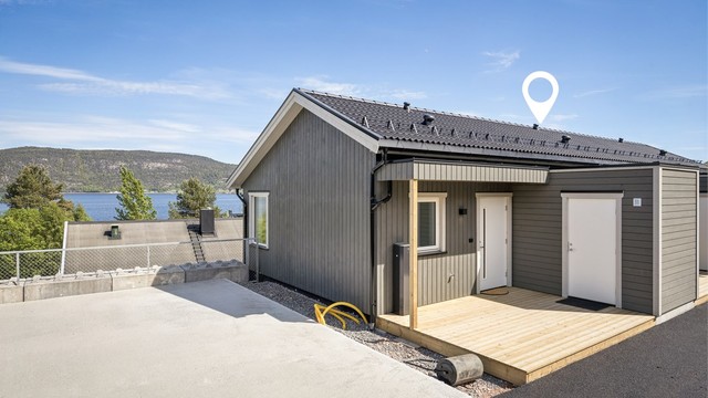 Hver seksjon har vedtektsfestet rett til bruk av en utvendig parkeringsplass på felles tomt.