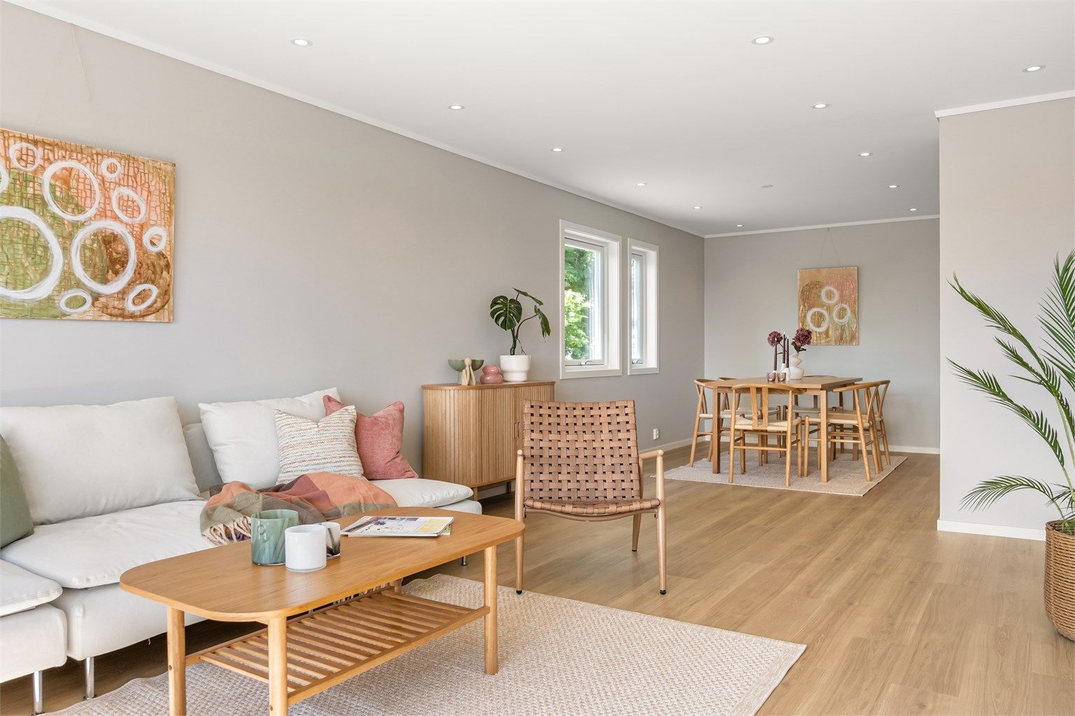 I den 30 kvm. store og langstrakte stuen er det god plass til sittegrupper som sofa og spisebord.
