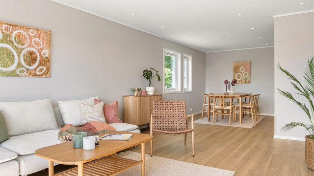 I den 30 kvm. store og langstrakte stuen er det god plass til sittegrupper som sofa og spisebord.
