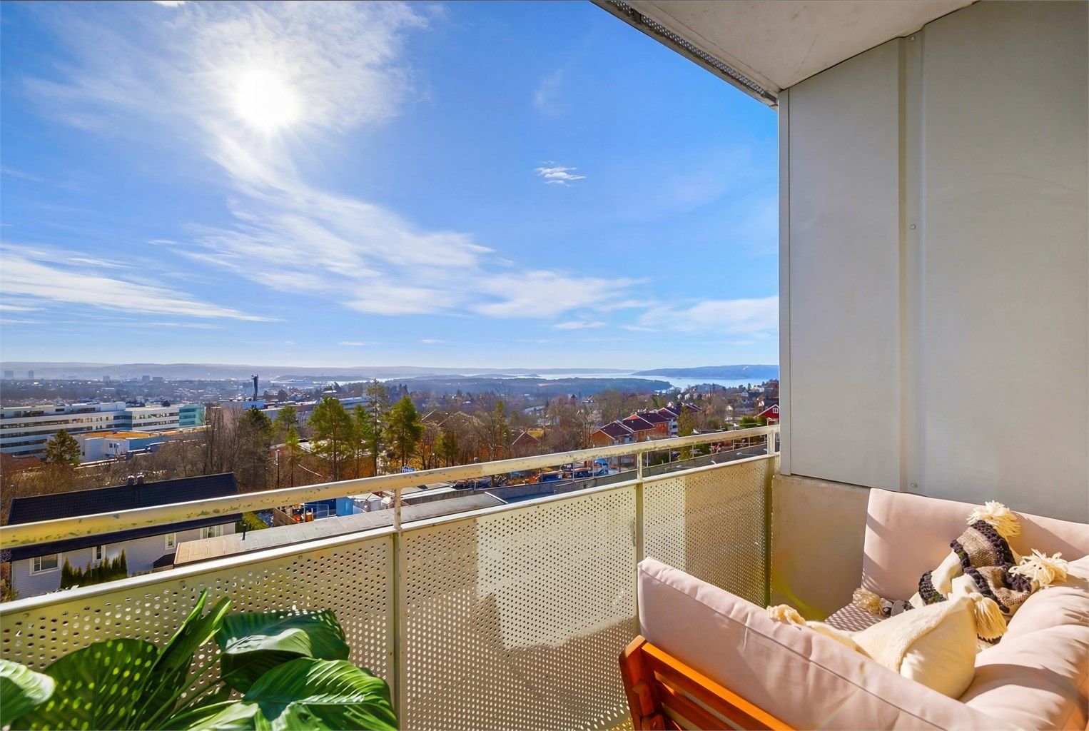 Dette er en lys og lekker 2-roms leilighet med vid utsikt utover Oslo by og fjord