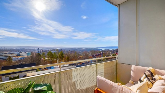 Dette er en lys og lekker 2-roms leilighet med vid utsikt utover Oslo by og fjord