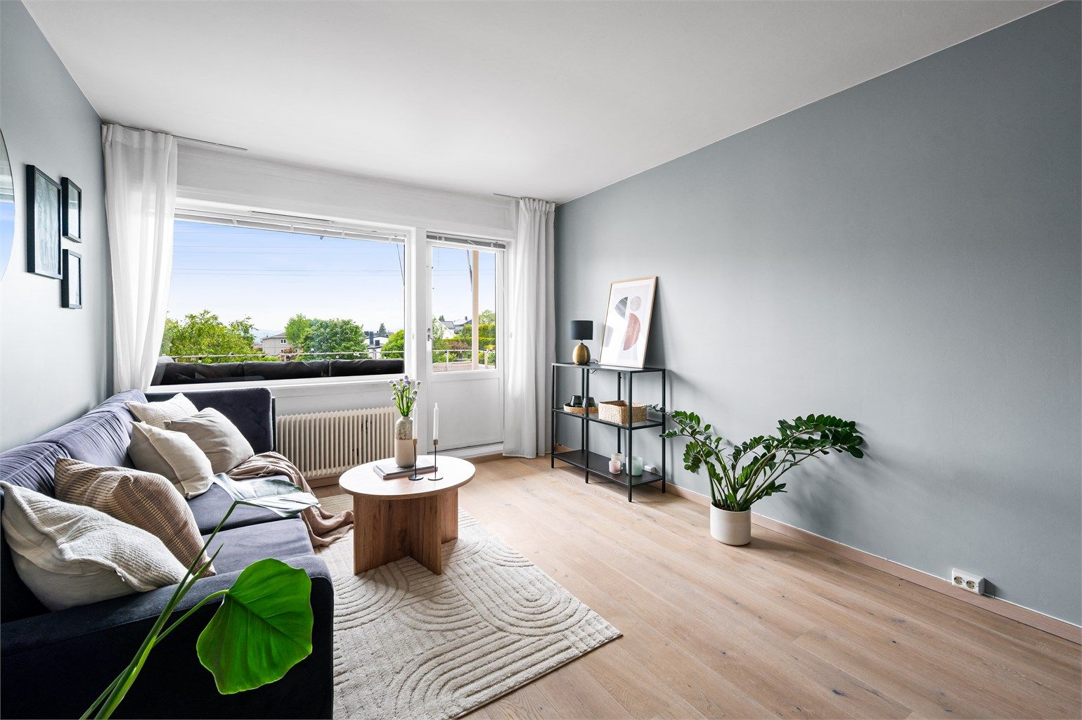 Stuens planløsning gir plass til både sofagruppe og spisebord.