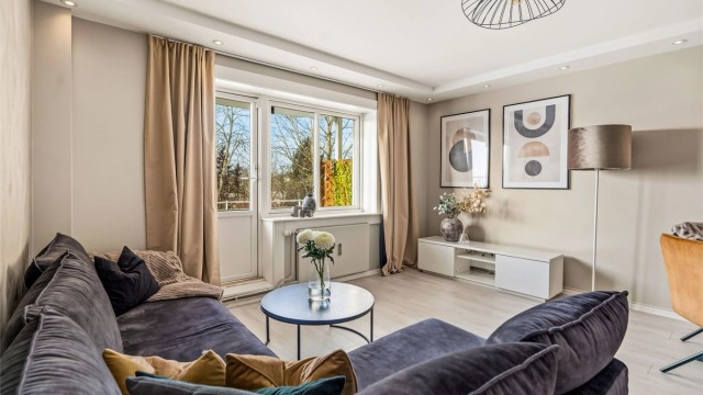 Stuen er lys og romslig med malte flater og downlights i nedsenket del av himlingen