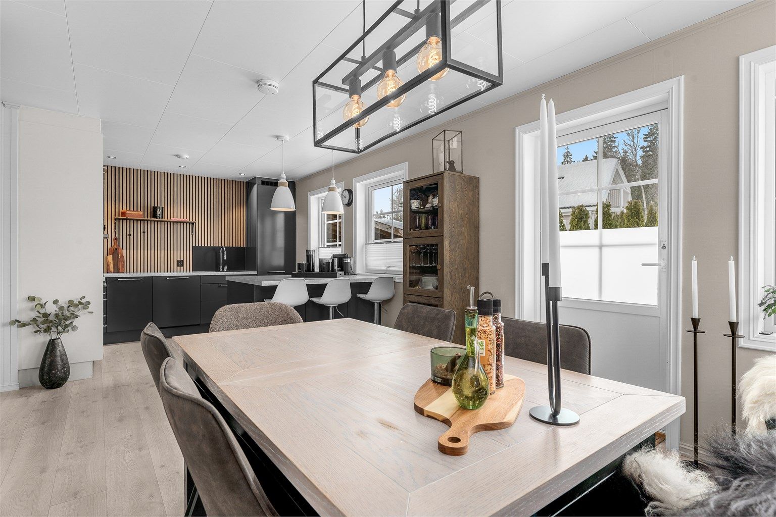 Fra spisestua er det utgang til terrasse og hage.