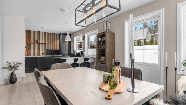 Fra spisestua er det utgang til terrasse og hage.