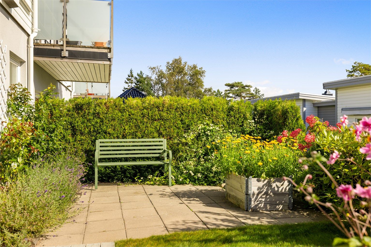 Den vakre og lettstelte hagen er en prisverdig kvalitet, spesielt om du flytter fra en større enebolig og fortsatt ønsker deg et grønt uteareal.