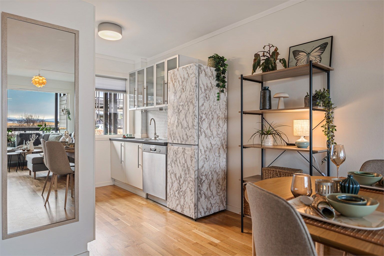 Kjøkken ligger i motsatt ende av rommet fra stue. 