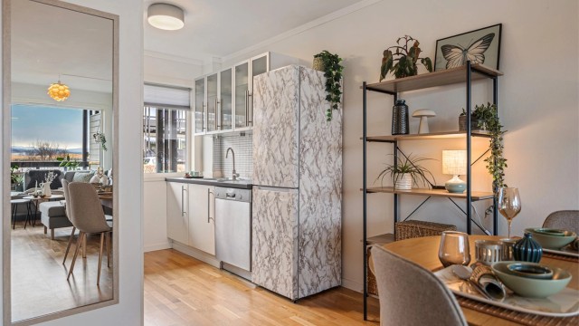 Kjøkken ligger i motsatt ende av rommet fra stue.