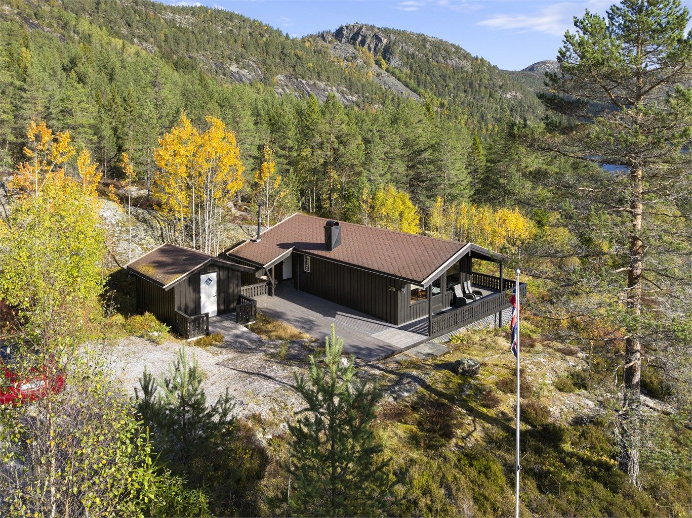 Eiendommen har en usjenert plassering på en naturtomt med svaberg og furuskog.