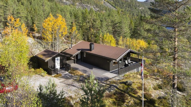 Eiendommen har en usjenert plassering på en naturtomt med svaberg og furuskog.