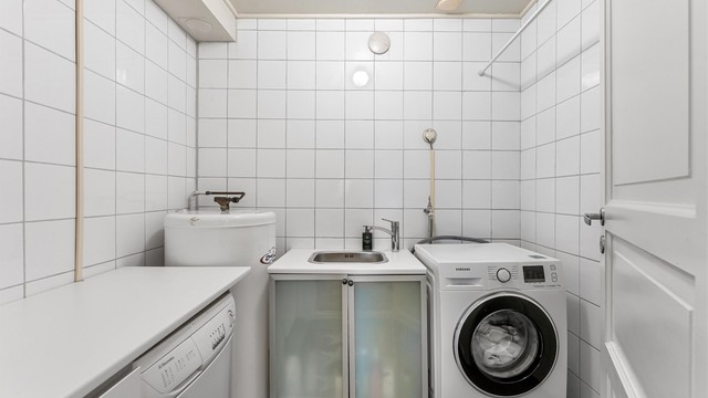 Praktisk, separat vaskerom med utslagsvask og opplegg for vaskemaskin. Her er også varmtvannsberederen plassert.