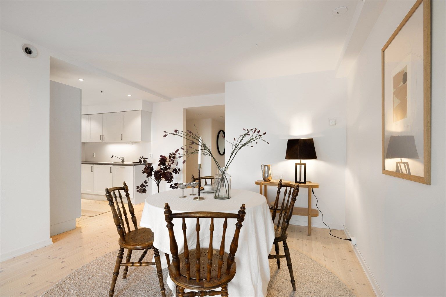 Stuen er langstrakt og lett å møblere. Det er god plass til både sofa og spisegruppe.