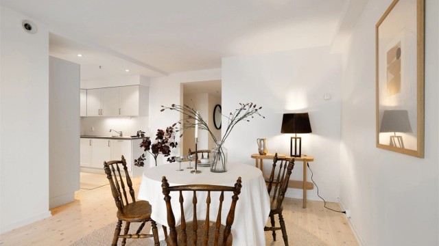 Stuen er langstrakt og lett å møblere. Det er god plass til både sofa og spisegruppe.