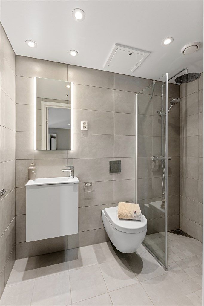 Baderom nr. 2 har adkomst fra entréen