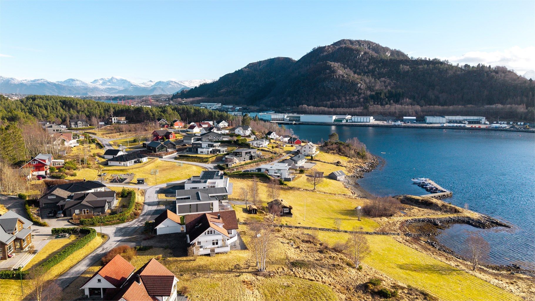 Dronebilde tatt fra vest mot øst