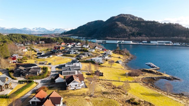 Dronebilde tatt fra vest mot øst