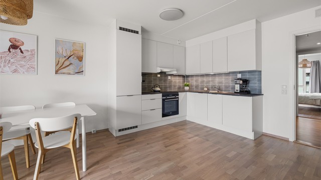 Innredning fra byggeår som er oppgradert i 2022. Her får du glatte fronter, laminert benkeplate og nedfelt kjøkkenvask med armatur, samt god arbeidsbelysning og stikkontakter over benkeplaten.