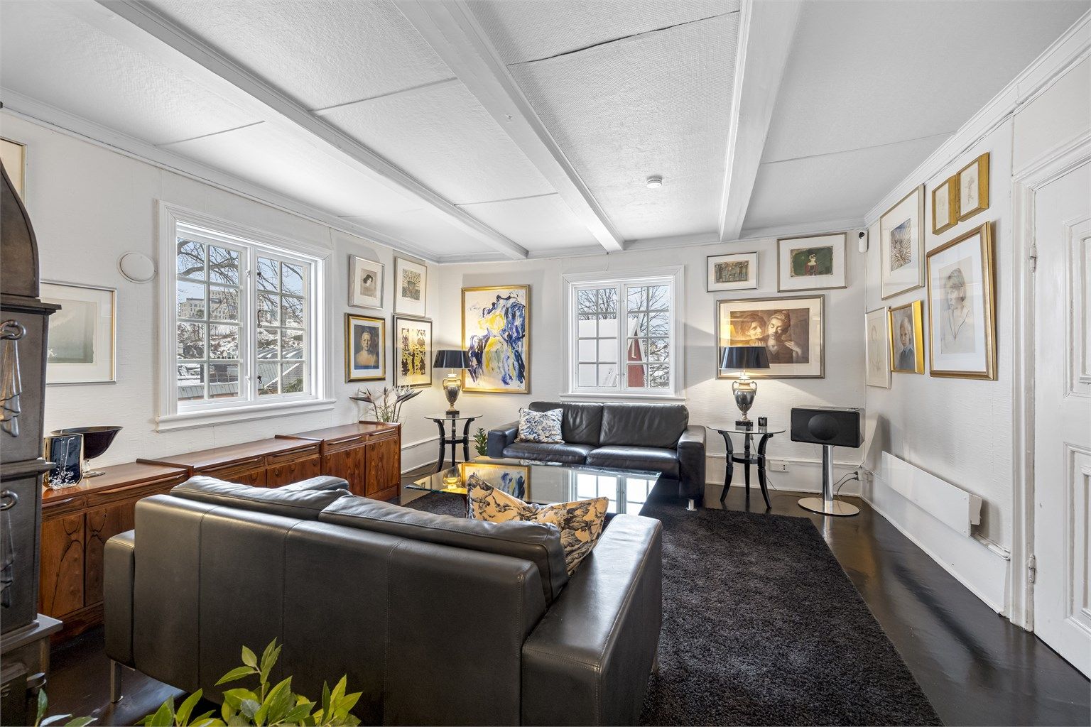 Stue 1 etg. Hybeldelen består av eget bad, kjøkken, stue, spisestue og soverom. Denne delen av boligen har ikke egen entre, men adskilles ved innvendig dør inn til gang.  