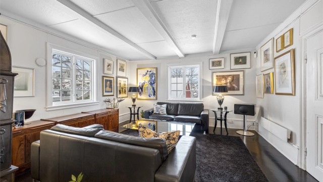 Stue 1 etg. Hybeldelen består av eget bad, kjøkken, stue, spisestue og soverom. Denne delen av boligen har ikke egen entre, men adskilles ved innvendig dør inn til gang.