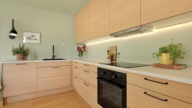 Laminat benkeplate med integrert platetopp og stekeovn.