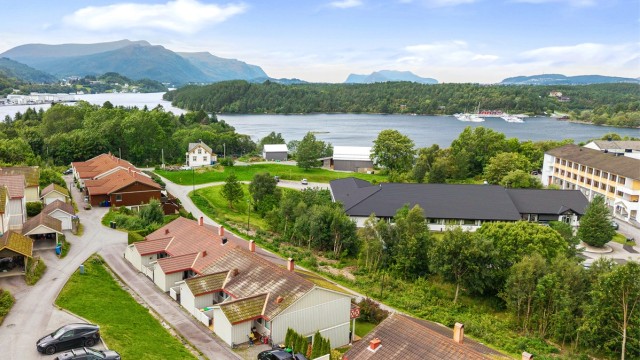 To barnehager ligger et par minutters gange unna: Rabbevågen barnehage og Vegsund barnehage.