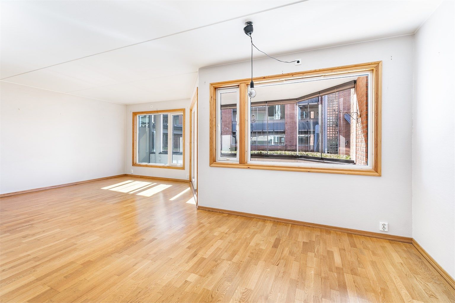 Innvendige overflater i leiligheten er i stor grad fra byggeåret og hovedsakelig i god stand. Stedvis utbedring bør likevel påregnes.