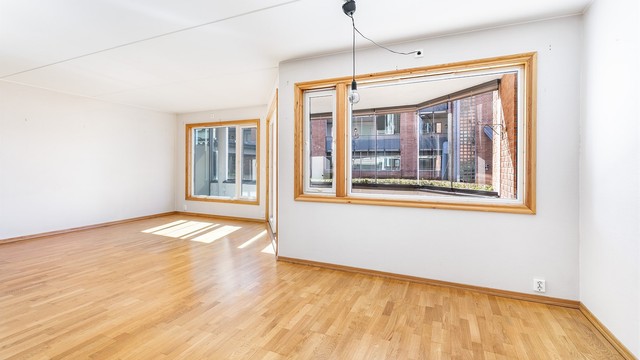 Innvendige overflater i leiligheten er i stor grad fra byggeåret og hovedsakelig i god stand. Stedvis utbedring bør likevel påregnes.