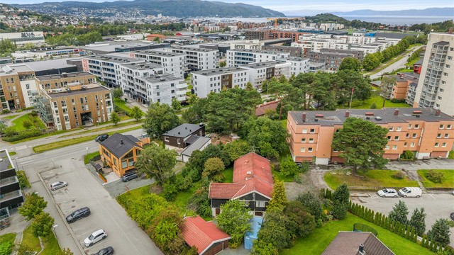 Området har svært gode kollektivforbindelser. Bussholdeplassen ved Lade allé 80 ligger kun ca. 3 minutters gange fra boligen, med flere busslinjer som gir enkel forbindelse til Trondheim sentrum og øvrige deler av byen.