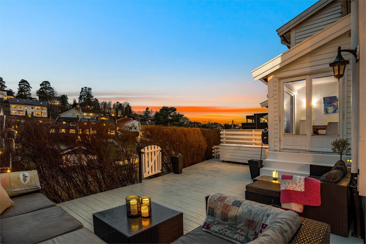 En stemningsfull uteplass også etter at solen har gått ned.