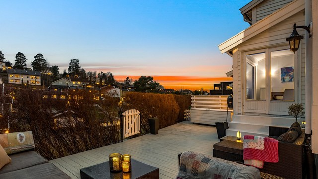 En stemningsfull uteplass også etter at solen har gått ned.