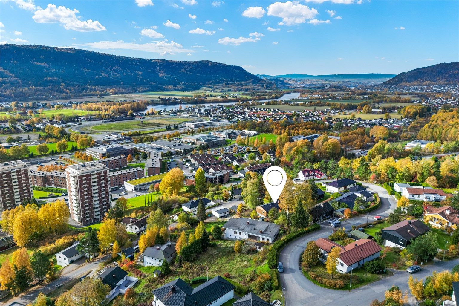 Eiendommen er fint beliggende i et attraktivt og barnevennlig boligområde