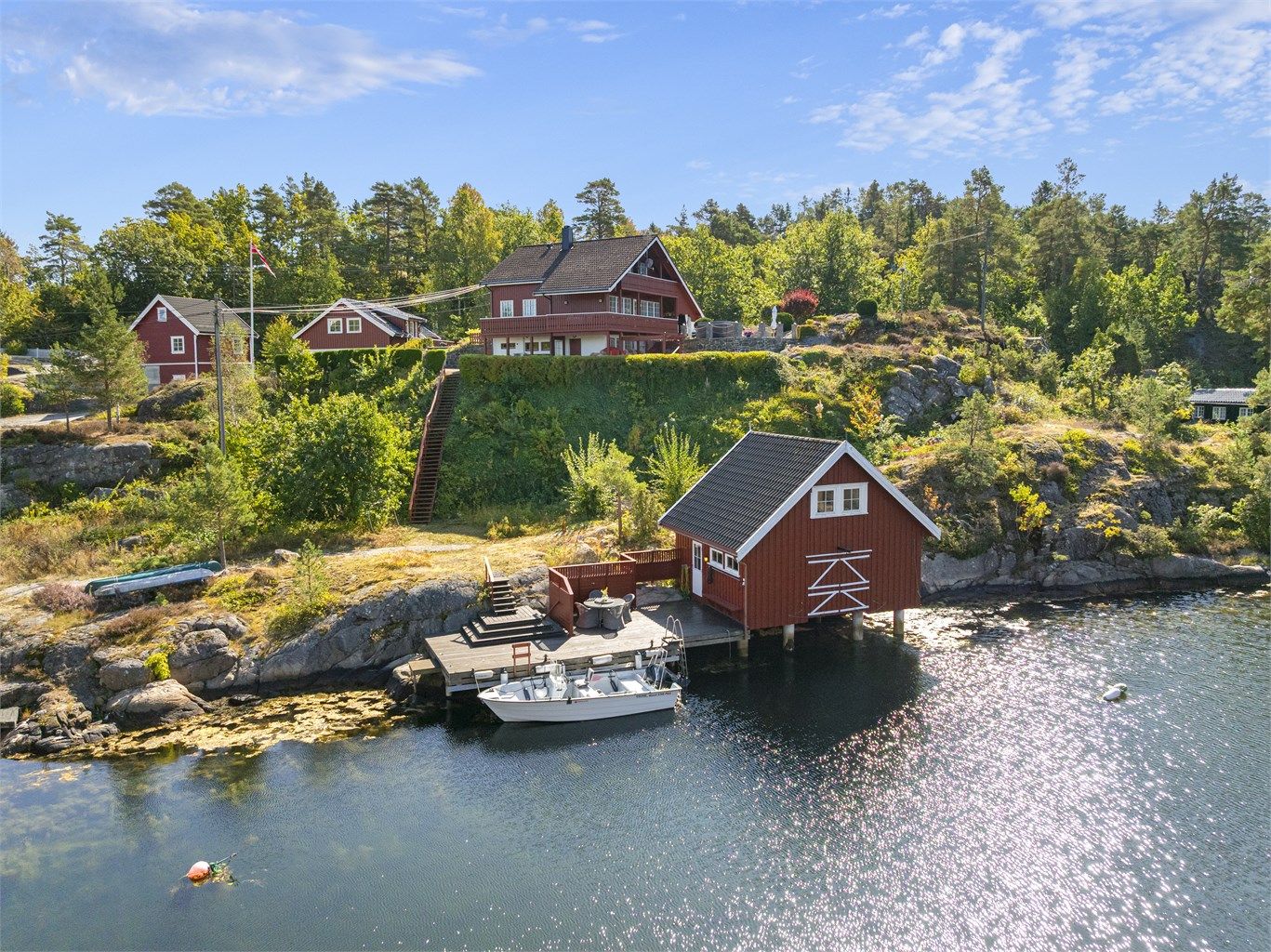 Båthuset har en elektrisk heis for opptak av båtmotorer direkte fra sjøen.