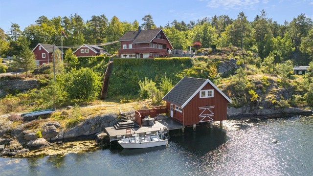Båthuset har en elektrisk heis for opptak av båtmotorer direkte fra sjøen.