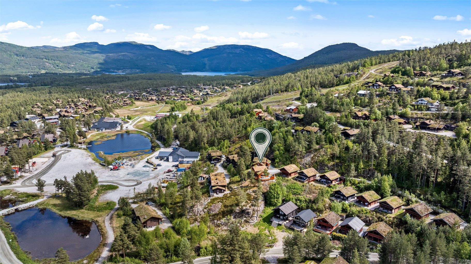 Vinterstid bys det på oppkjørte langrennsløyper på fjellet, korte og lange turer, alt etter ønske og form! Det er 18 nedfarter i alpinanlegget med 8 heiser inkl. 8-seters stolheis.