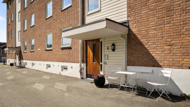 Leiligheten ligger i byggets 3. etasje. Adkomst til boligen skjer via felles trappeoppgang.