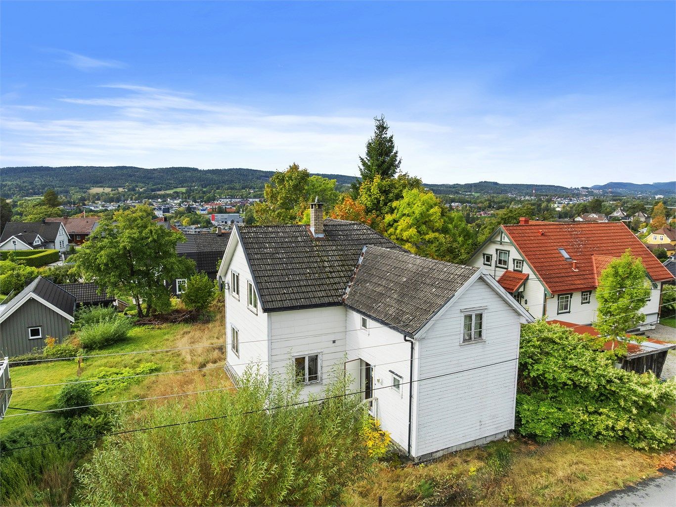 Boligen har en vestvendt beliggenhet med gode solforhold i et rolig og veletablert nabolag. Foto: A7 media