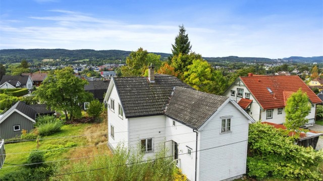 Boligen har en vestvendt beliggenhet med gode solforhold i et rolig og veletablert nabolag. Foto: A7 media