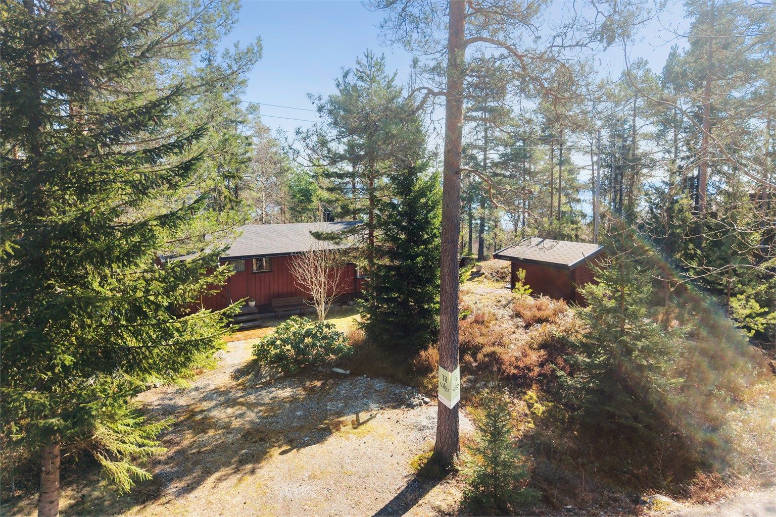 Eiendommen ligger på en naturtomt og inkluderer en praktisk redskapsbod på 10 m². 