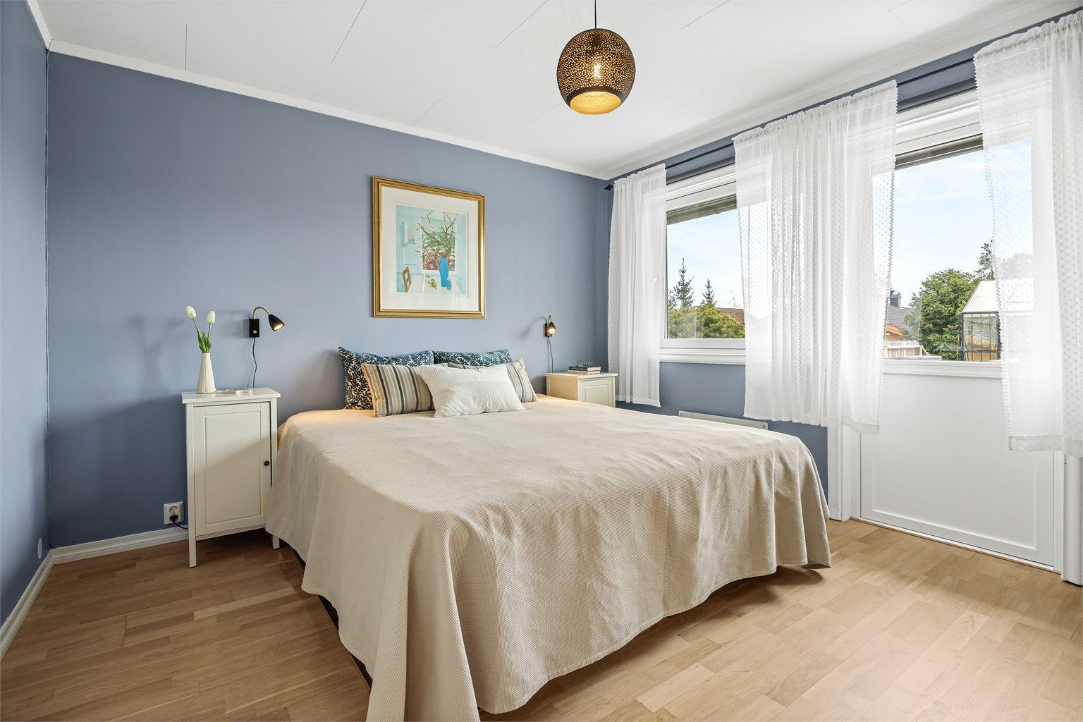 Hovedsoverommet har god plass til dobbeltseng og garderobeløsning.